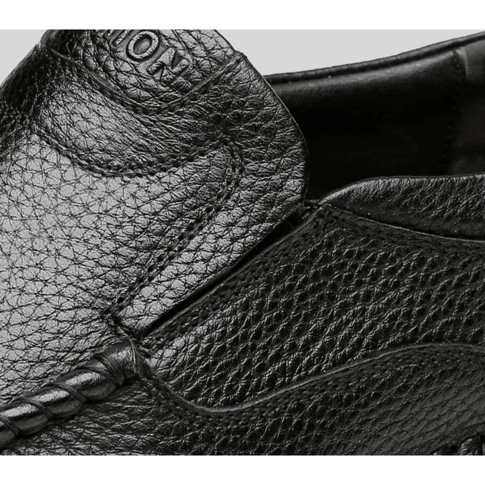 Mocassim Masculino Romenzi RZ729 em detalhe, mocassim em couro de alta qualidade que garante conforto, durabilidade e estilo atemporal para o homem moderno.