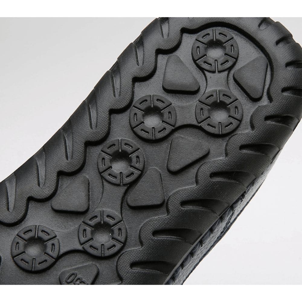 Mocassim Masculino Romenzi RZ729 em detalhe, mocassim em couro de alta qualidade que garante conforto, durabilidade e estilo atemporal para o homem moderno.