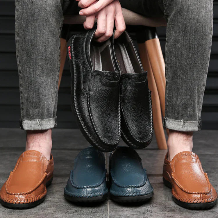 Mocassim Masculino Romenzi RZ729 em detalhe, mocassim em couro de alta qualidade que garante conforto, durabilidade e estilo atemporal para o homem moderno.