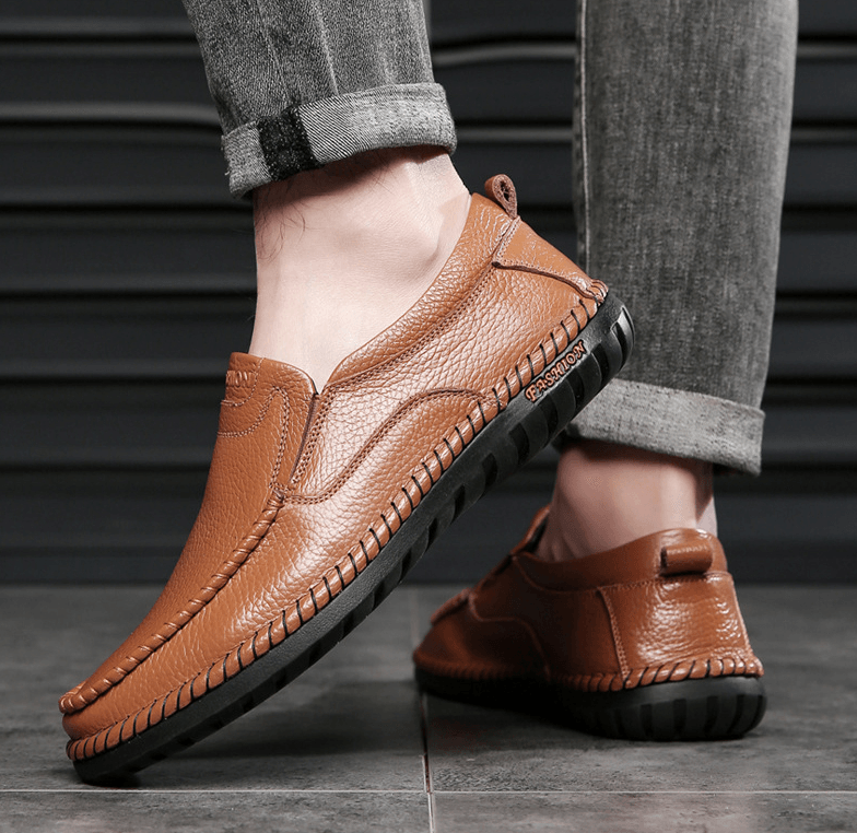 Mocassim Masculino Romenzi RZ729 em detalhe, mocassim em couro de alta qualidade que garante conforto, durabilidade e estilo atemporal para o homem moderno.