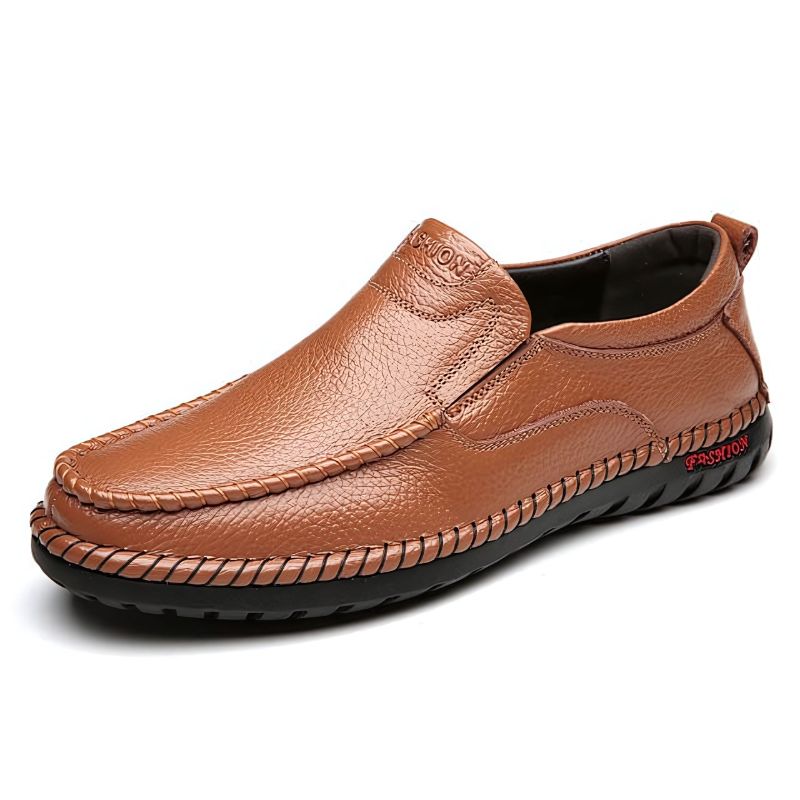 Mocassim Masculino Romenzi RZ729 em detalhe, mocassim em couro de alta qualidade que garante conforto, durabilidade e estilo atemporal para o homem moderno.