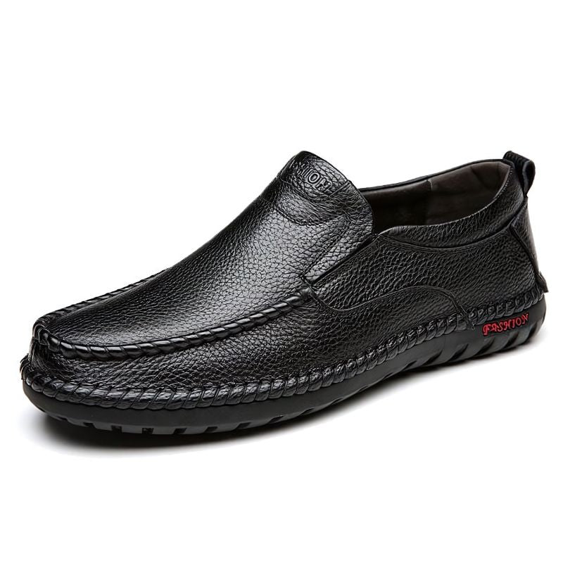 Mocassim Masculino Romenzi RZ729 em detalhe, mocassim em couro de alta qualidade que garante conforto, durabilidade e estilo atemporal para o homem moderno.