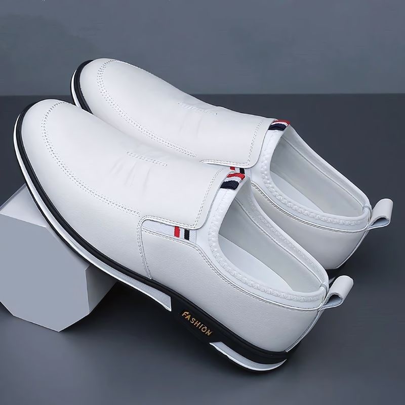 Mocassim Masculino Royal Romenzi RZ744 em detalhe, mocassim clássico em materiais de alta qualidade que oferece conforto, durabilidade e sofisticação.