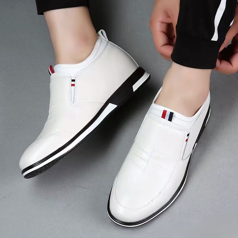 Mocassim Masculino Royal Romenzi RZ744 em detalhe, mocassim clássico em materiais de alta qualidade que oferece conforto, durabilidade e sofisticação.