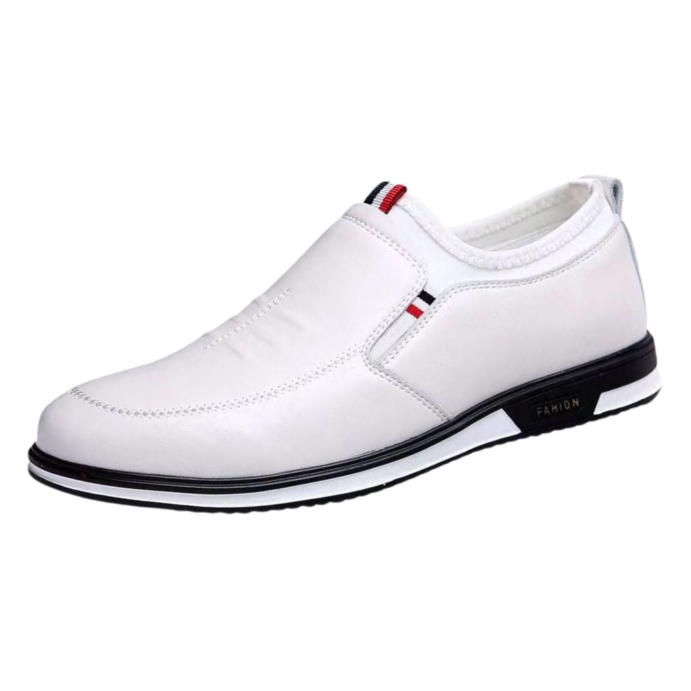 Mocassim Masculino Royal Romenzi RZ744 em detalhe, mocassim clássico em materiais de alta qualidade que oferece conforto, durabilidade e sofisticação.