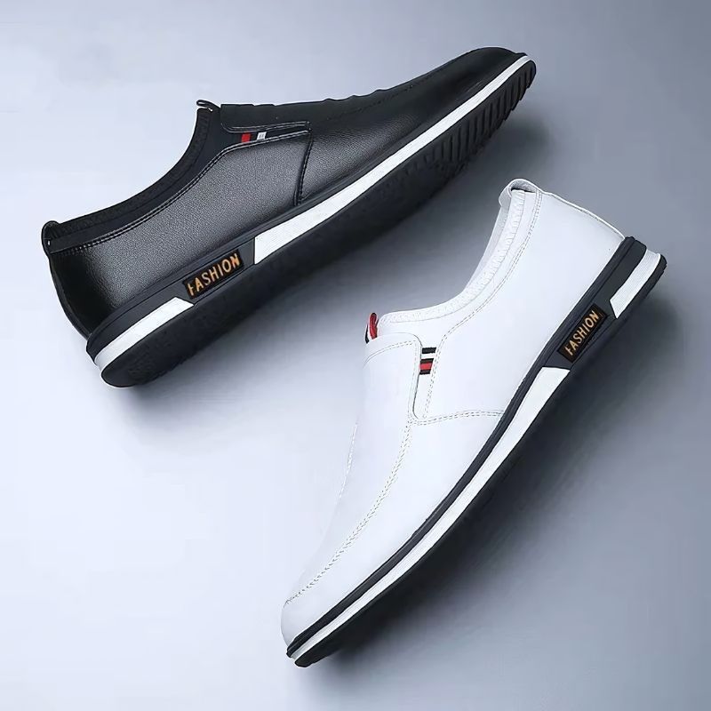 Mocassim Masculino Royal Romenzi RZ744 em detalhe, mocassim clássico em materiais de alta qualidade que oferece conforto, durabilidade e sofisticação.