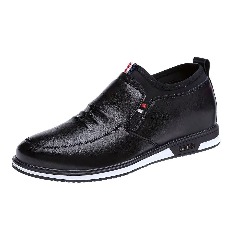 Mocassim Masculino Royal Romenzi RZ744 em detalhe, mocassim clássico em materiais de alta qualidade que oferece conforto, durabilidade e sofisticação.