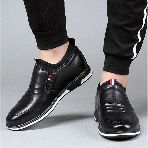 Mocassim Masculino Royal Romenzi RZ744 em detalhe, mocassim clássico em materiais de alta qualidade que oferece conforto, durabilidade e sofisticação.
