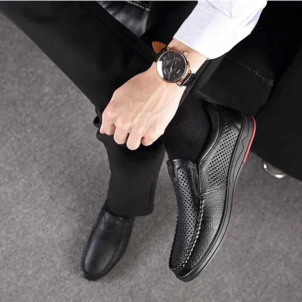 Mocassim Masculino Spectre Romenzi RZ746 em detalhe, calçado sofisticado e resistente, com design clássico e moderno que valoriza produções casuais e sociais.