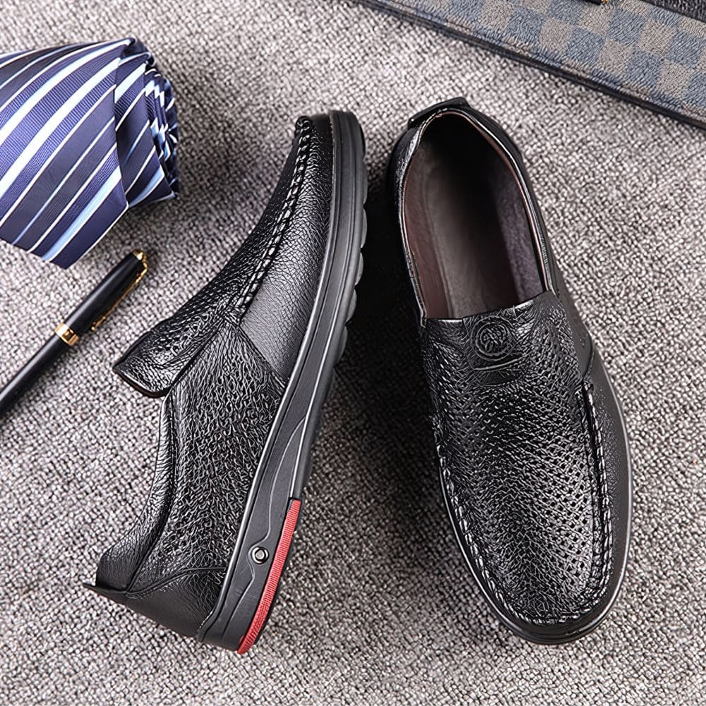 Mocassim Masculino Spectre Romenzi RZ746 em detalhe, calçado sofisticado e resistente, com design clássico e moderno que valoriza produções casuais e sociais.