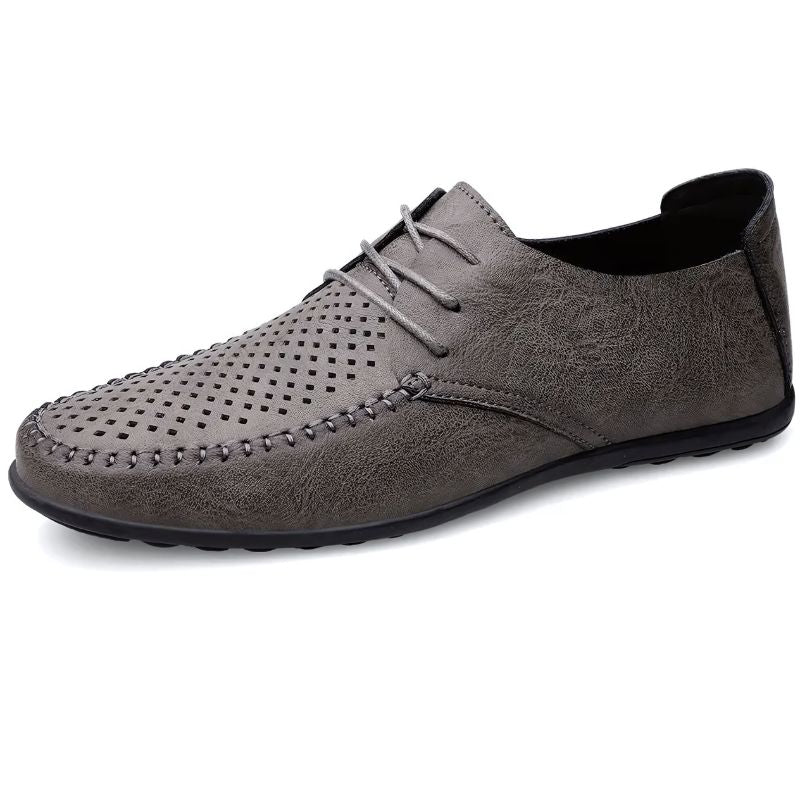 Mocassim Masculino Viena Romenzi RZ747 em detalhe, calçado sofisticado e resistente, com design minimalista que garante estilo versátil e elegante.