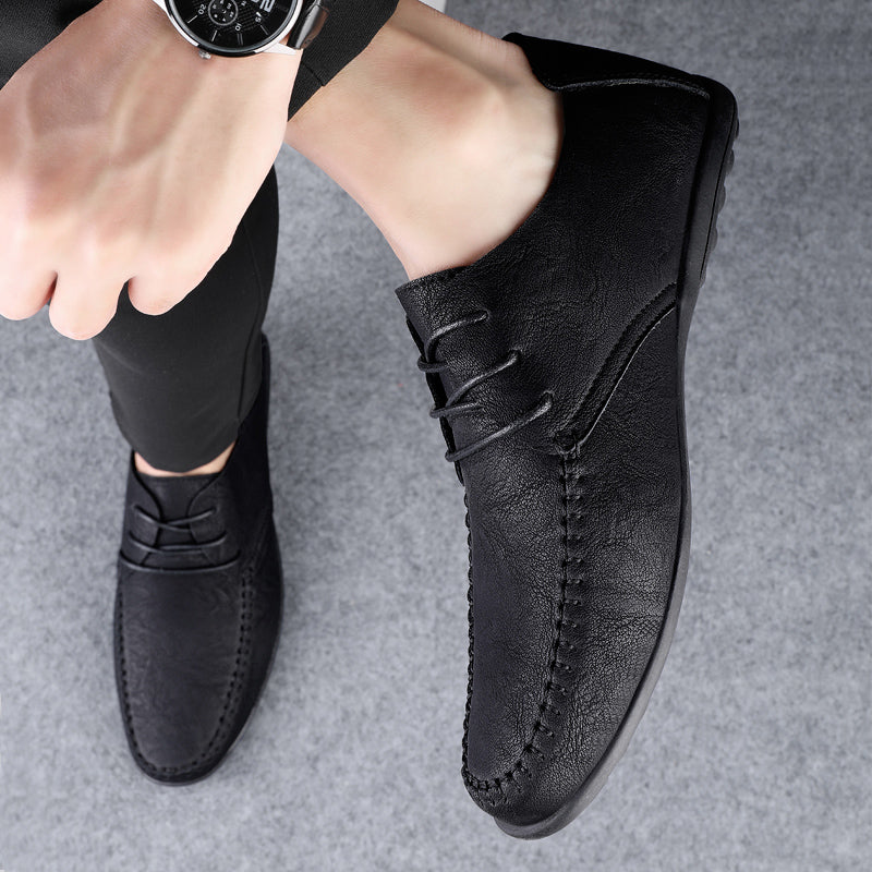 Mocassim Masculino Viena Romenzi RZ747 em detalhe, calçado sofisticado e resistente, com design minimalista que garante estilo versátil e elegante.
