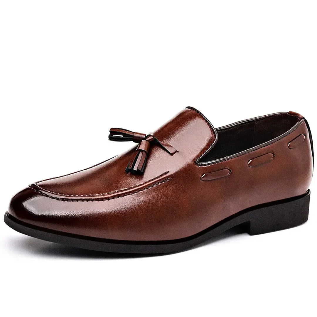 Mocassim Masculino Zurique Romenzi RZ748 em detalhe, calçado premium de design clássico, elegante e resistente, ideal para ocasiões casuais e formais.