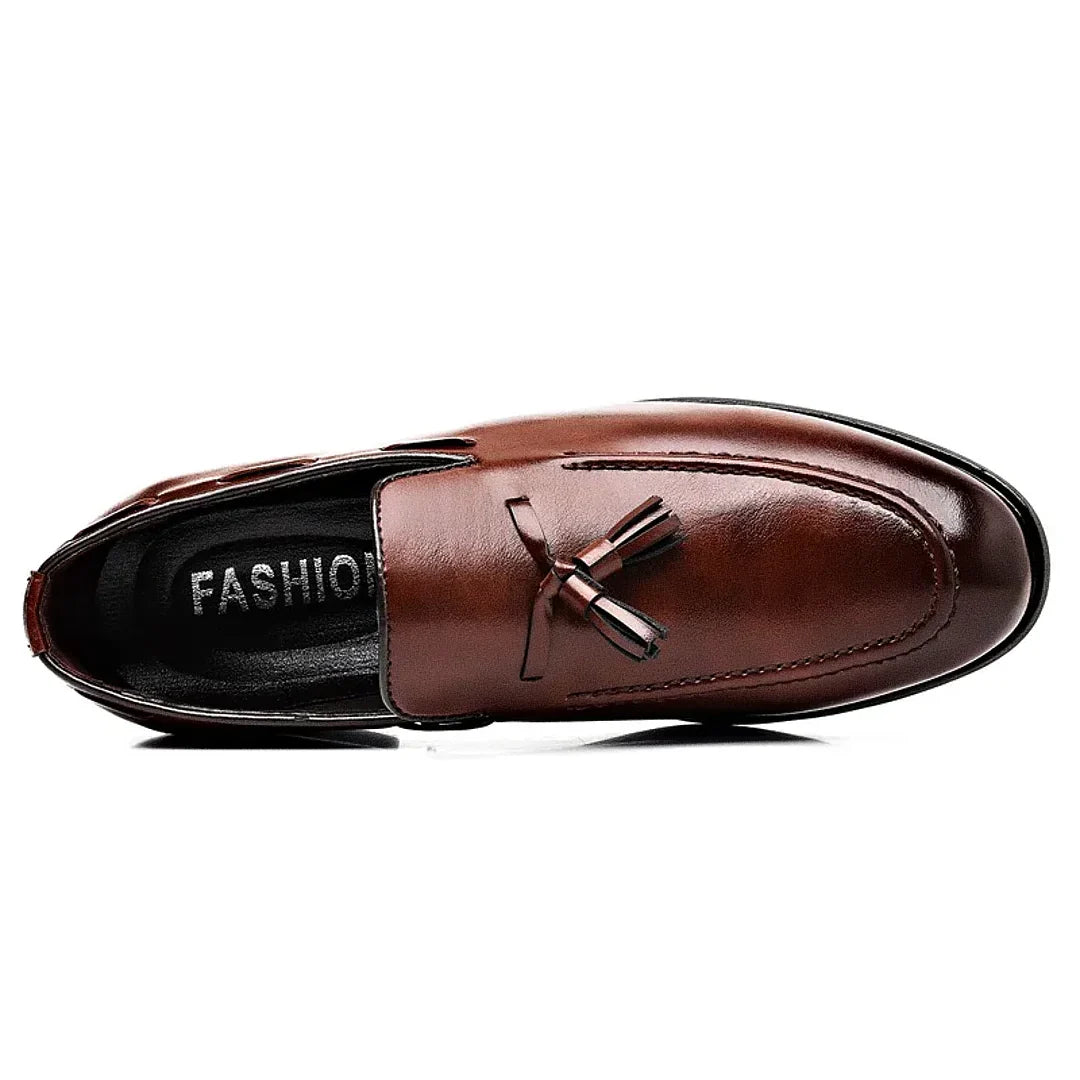 Mocassim Masculino Zurique Romenzi RZ748 em detalhe, calçado premium de design clássico, elegante e resistente, ideal para ocasiões casuais e formais.