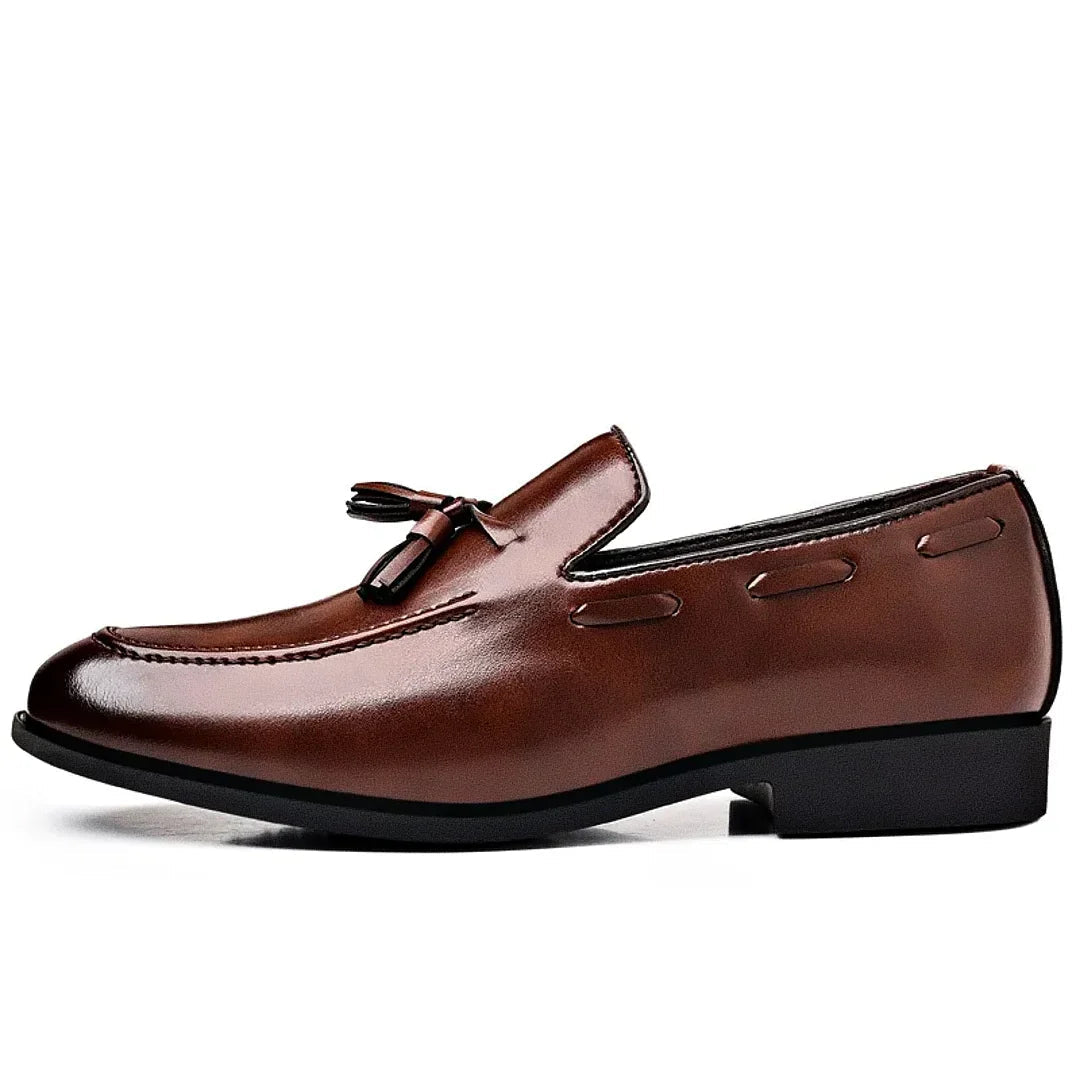 Mocassim Masculino Zurique Romenzi RZ748 em detalhe, calçado premium de design clássico, elegante e resistente, ideal para ocasiões casuais e formais.