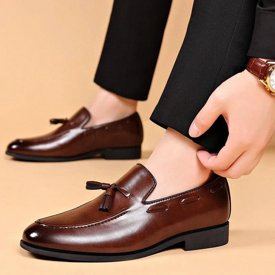 Mocassim Masculino Zurique Romenzi RZ748 em detalhe, calçado premium de design clássico, elegante e resistente, ideal para ocasiões casuais e formais.