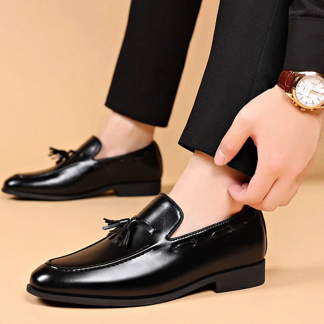 Mocassim Masculino Zurique Romenzi RZ748 em detalhe, calçado premium de design clássico, elegante e resistente, ideal para ocasiões casuais e formais.