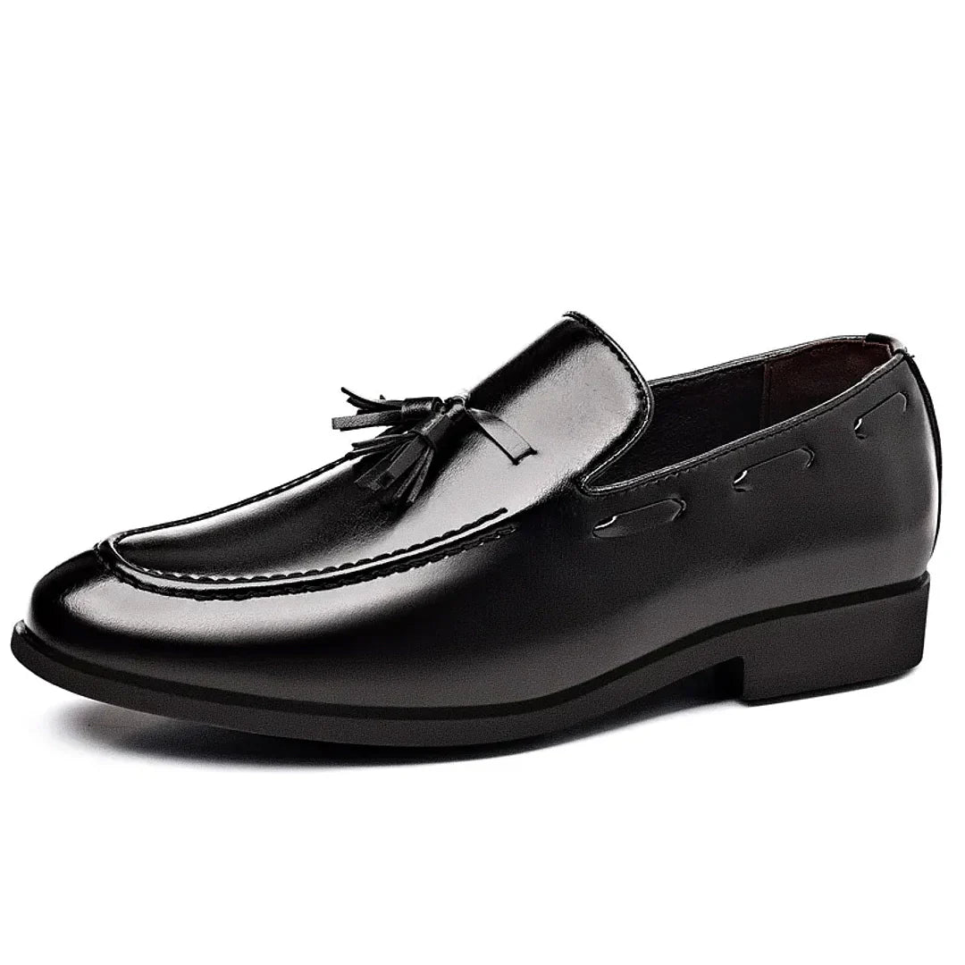 Mocassim Masculino Zurique Romenzi RZ748 em detalhe, calçado premium de design clássico, elegante e resistente, ideal para ocasiões casuais e formais.