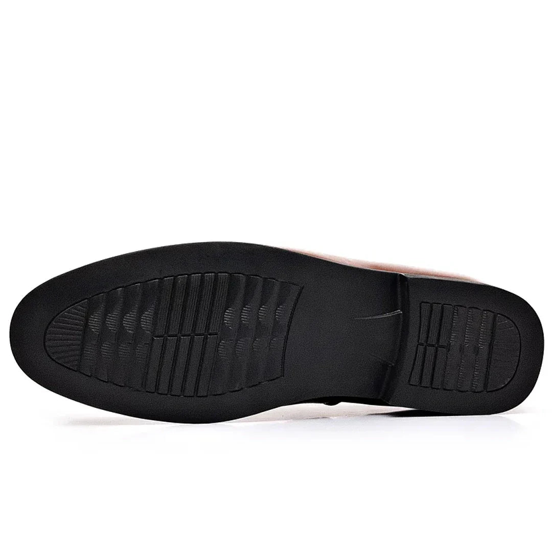 Mocassim Masculino Zurique Romenzi RZ748 em detalhe, calçado premium de design clássico, elegante e resistente, ideal para ocasiões casuais e formais.