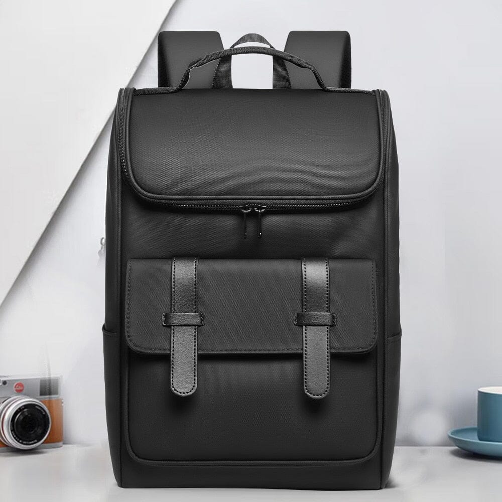 Mochila Casual London Romenzi RZ958 em detalhe, modelo impermeável com compartimento para notebook 15,6' e design ergonômico confortável.