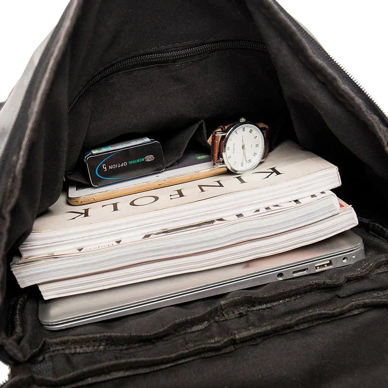 Mochila de Couro Masculina Brainly Romenzi RZ957 em detalhe, confeccionada em couro ecológico premium com compartimentos práticos e design sofisticado.
