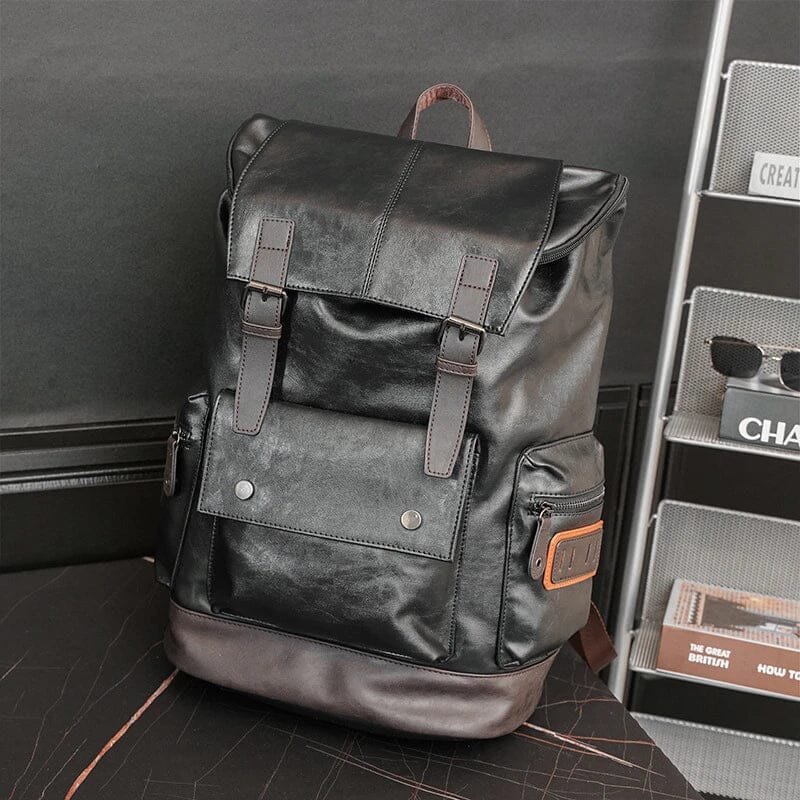 Mochila de Couro Masculina Brainly Romenzi RZ957 em detalhe, confeccionada em couro ecológico premium com compartimentos práticos e design sofisticado.
