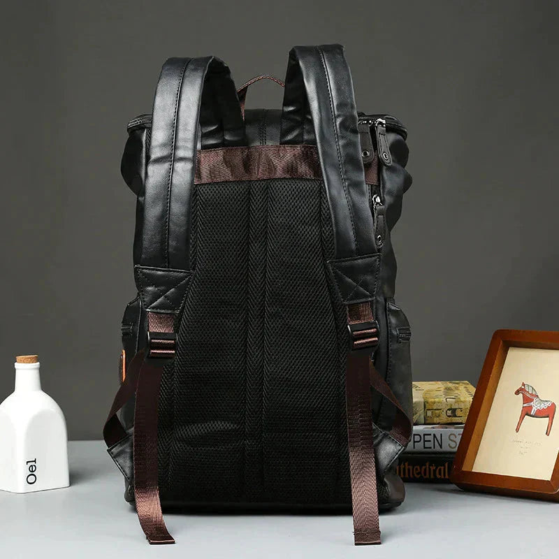 Mochila de Couro Masculina Brainly Romenzi RZ957 em detalhe, confeccionada em couro ecológico premium com compartimentos práticos e design sofisticado.