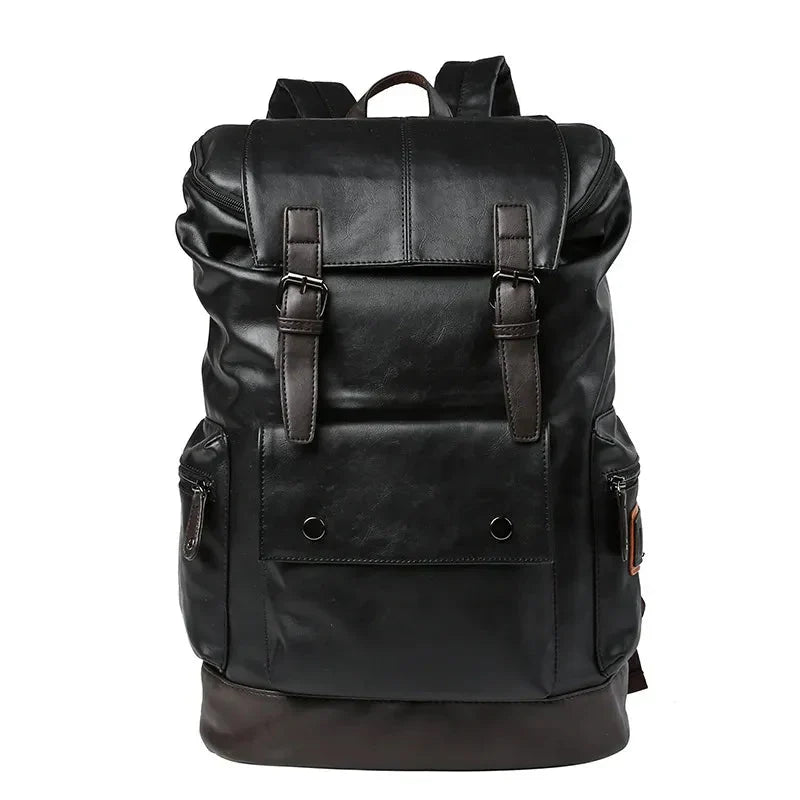 Mochila de Couro Masculina Brainly Romenzi RZ957 em detalhe, confeccionada em couro ecológico premium com compartimentos práticos e design sofisticado.