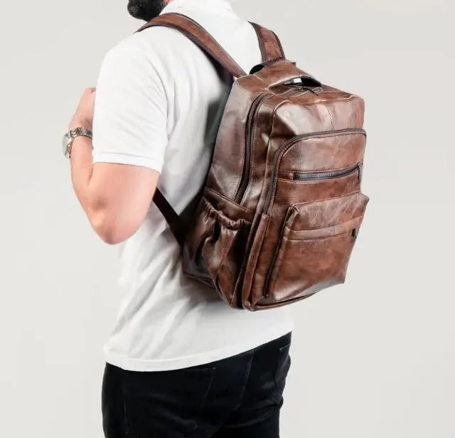 Mochila de Couro Masculina Romenzi RZ072 com resistência à água, porta USB, alças ergonômicas e compartimentos para notebook e tablet
