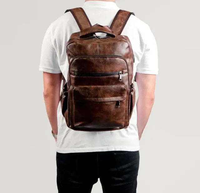 Mochila de Couro Masculina Romenzi RZ072 com resistência à água, porta USB, alças ergonômicas e compartimentos para notebook e tablet