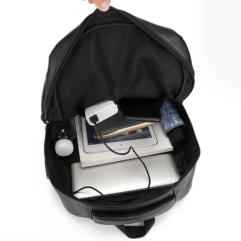 Mochila de Couro Masculina Romenzi RZ072 com resistência à água, porta USB, alças ergonômicas e compartimentos para notebook e tablet