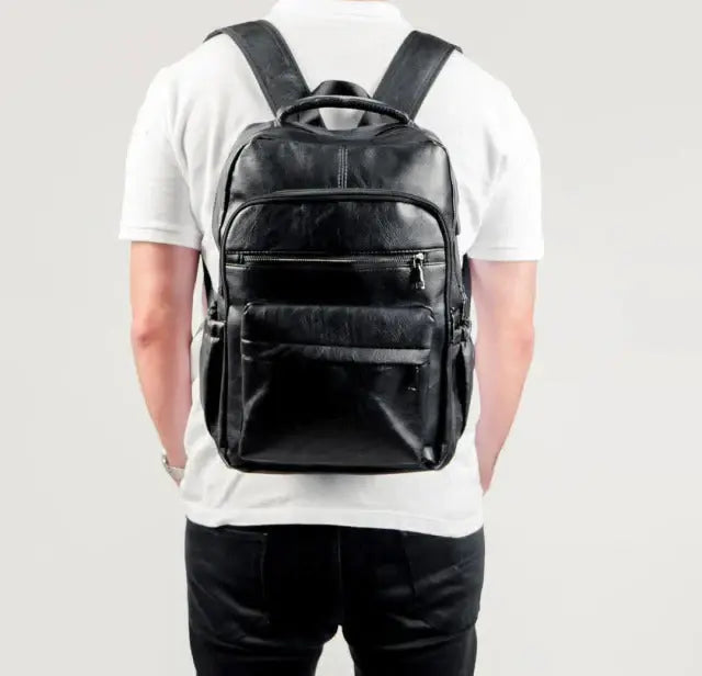 Mochila de Couro Masculina Romenzi RZ072 com resistência à água, porta USB, alças ergonômicas e compartimentos para notebook e tablet