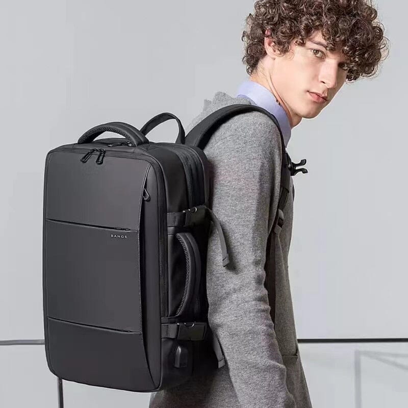 Mochila de Viagem Premiere Romenzi RZ964 em detalhe, modelo expansível impermeável com USB e compartimento acolchoado para notebook 17'.
