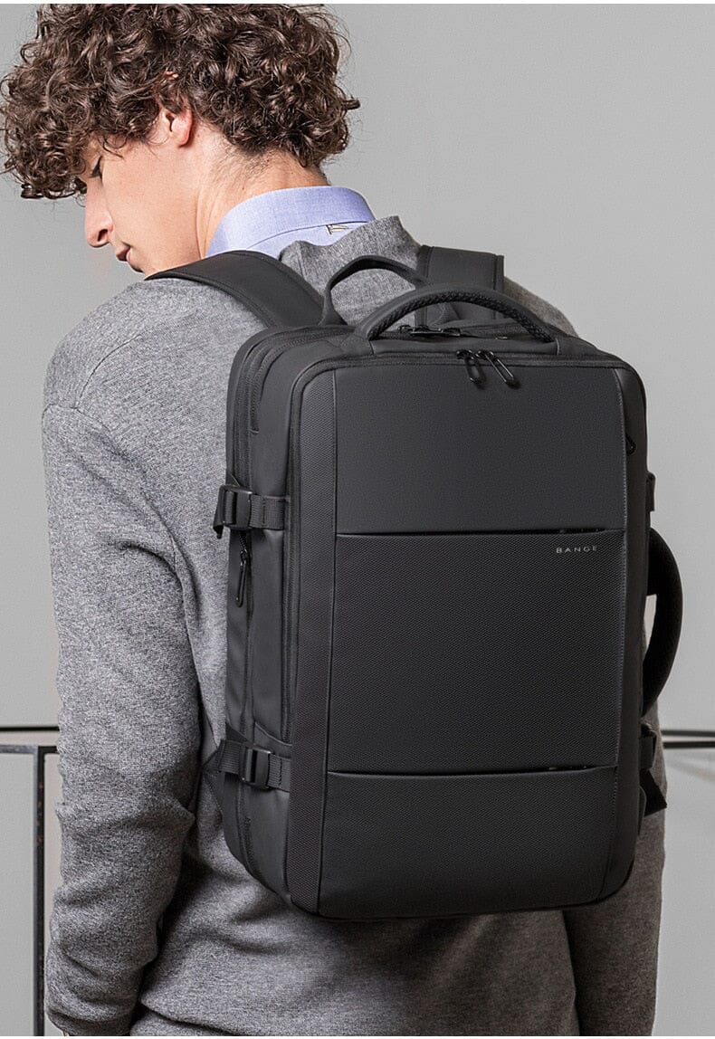 Mochila de Viagem Premiere Romenzi RZ964 em detalhe, modelo expansível impermeável com USB e compartimento acolchoado para notebook 17'.