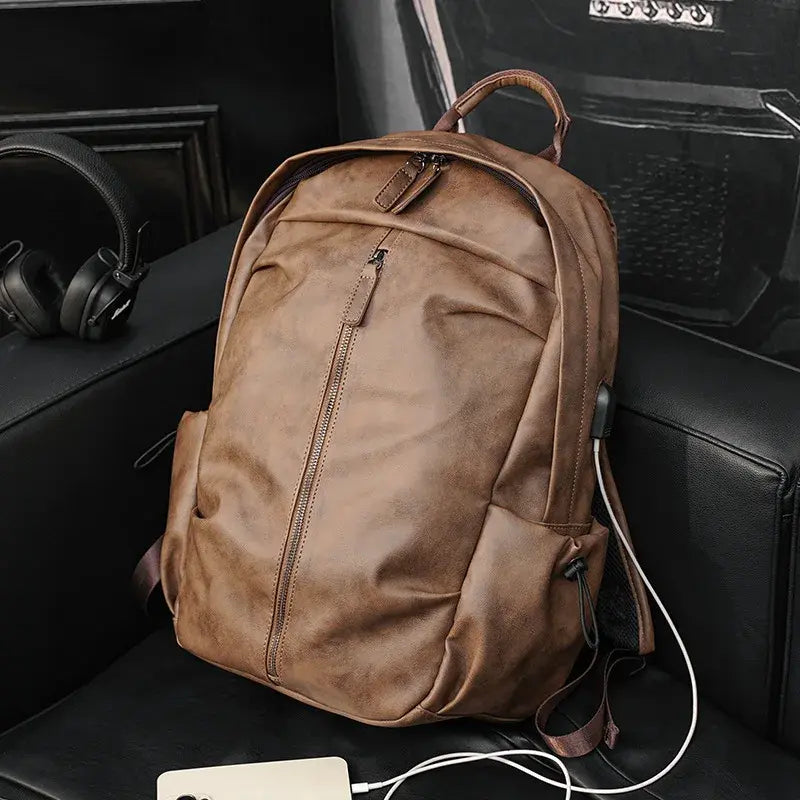 Mochila Executiva em Couro Romenzi Amsterdam RZ073 com design clean, couro de alta qualidade e compartimentos ideais para laptops e itens essenciais.