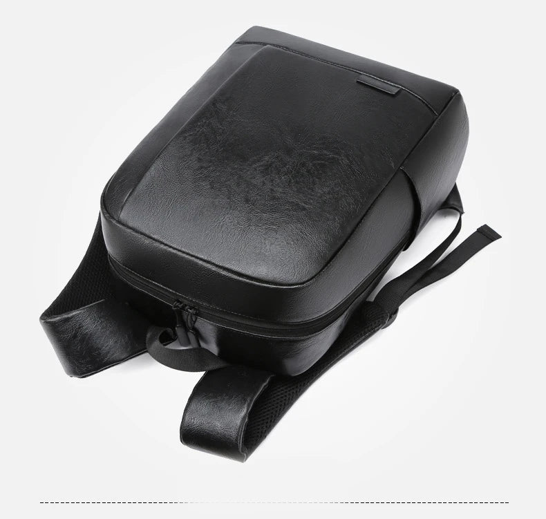 Mochila Executiva em Couro Romenzi Munich RZ075 com design clean, couro de alta qualidade e compartimentos ideais para notebooks e itens pessoais.