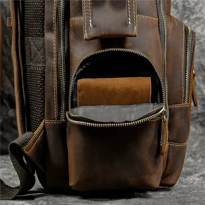 Mochila Executiva em Couro Romenzi Retrô RZ071 com design clássico, couro refinado e compartimentos funcionais para notebooks e itens pessoais.