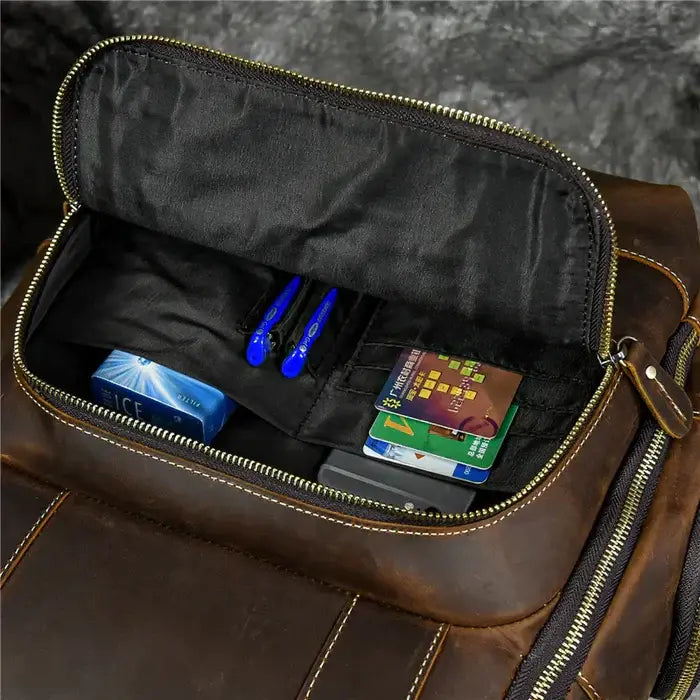Mochila Executiva em Couro Romenzi Retrô RZ071 com design clássico, couro refinado e compartimentos funcionais para notebooks e itens pessoais.