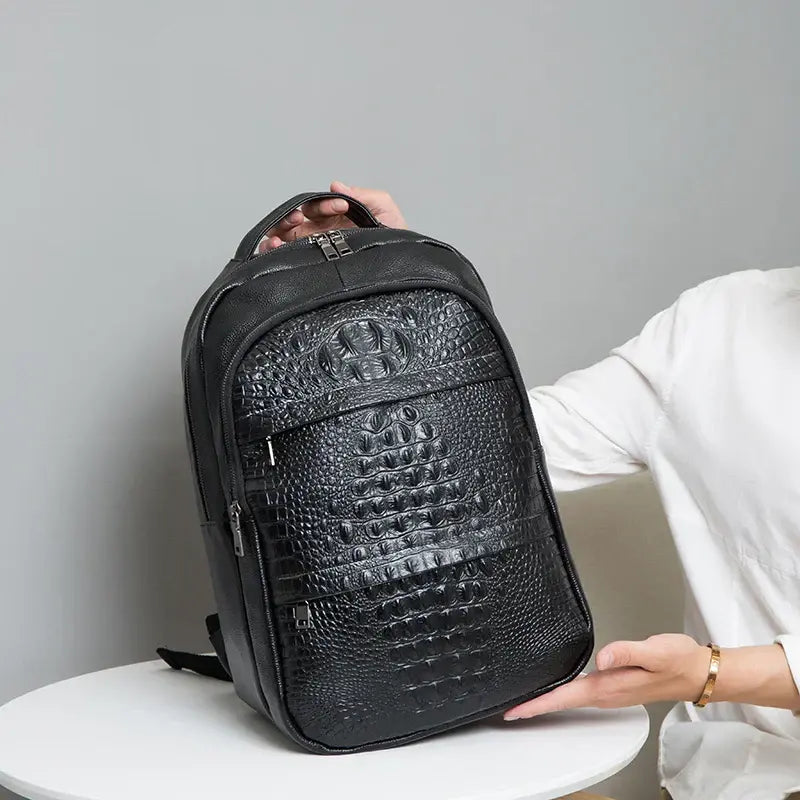 Mochila Executiva em Couro Romenzi Seoul RZ074 com design clássico, couro refinado e compartimentos ideais para notebooks e itens pessoais.