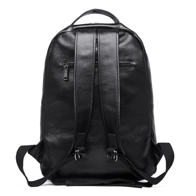 Mochila Executiva em Couro Romenzi Seoul RZ074 com design clássico, couro refinado e compartimentos ideais para notebooks e itens pessoais.