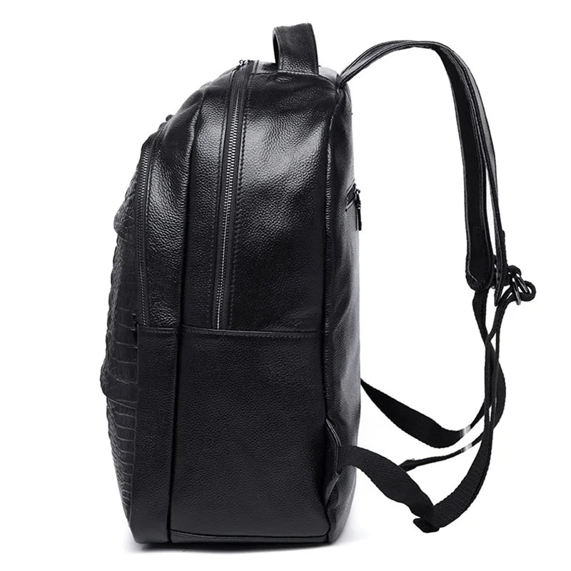 3Mochila Executiva em Couro Romenzi Seoul RZ074 com design clássico, couro refinado e compartimentos ideais para notebooks e itens pessoais.