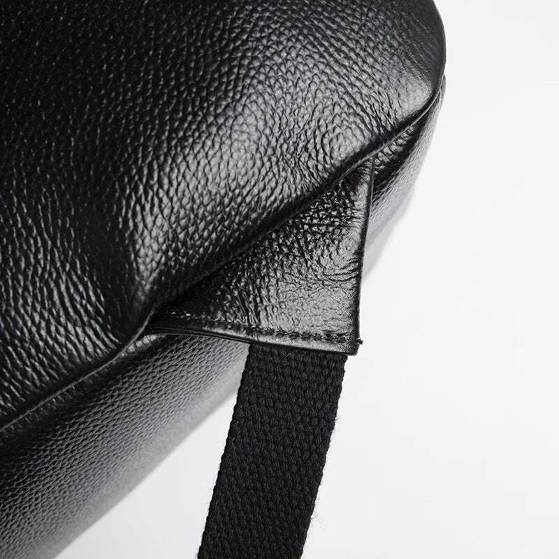 Mochila Executiva em Couro Romenzi Seoul RZ074 com design clássico, couro refinado e compartimentos ideais para notebooks e itens pessoais.