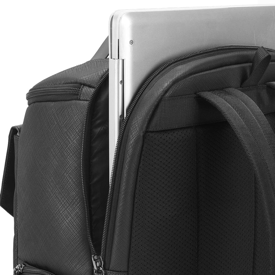 Mochila Executiva Progressive Romenzi RZ951 em detalhe, impermeável em nylon premium, com espaço para notebook 15,6' e design moderno e ergonômico.