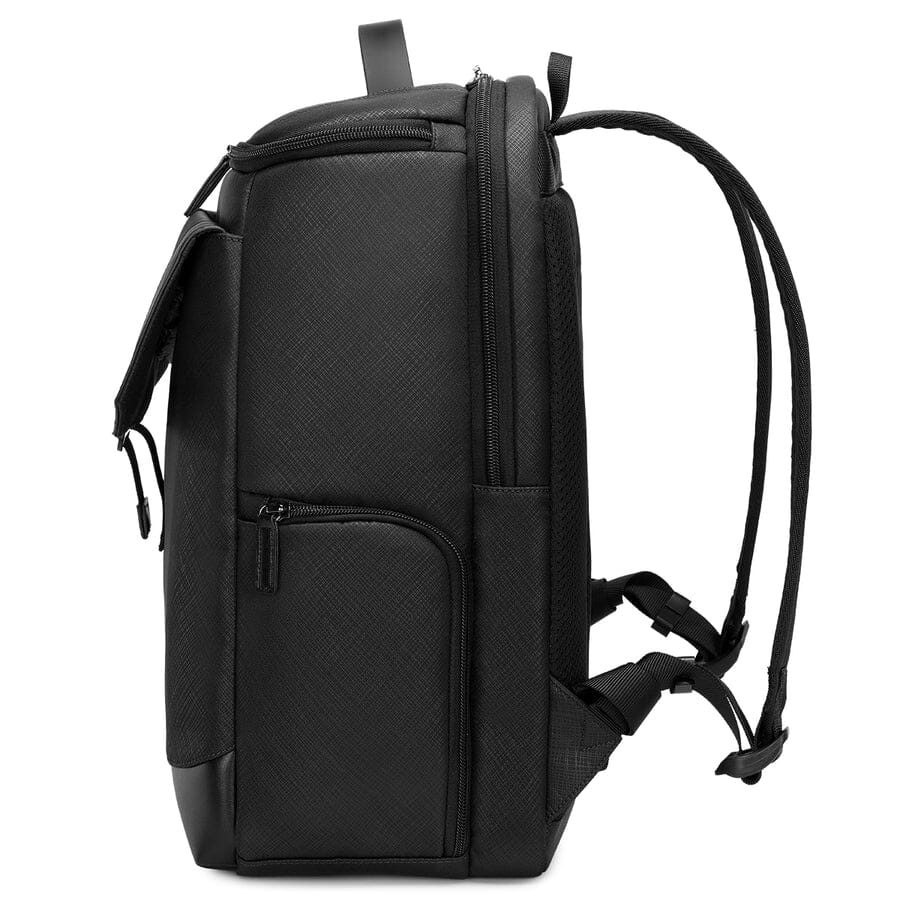 Mochila Executiva Progressive Romenzi RZ951 em detalhe, impermeável em nylon premium, com espaço para notebook 15,6' e design moderno e ergonômico.
