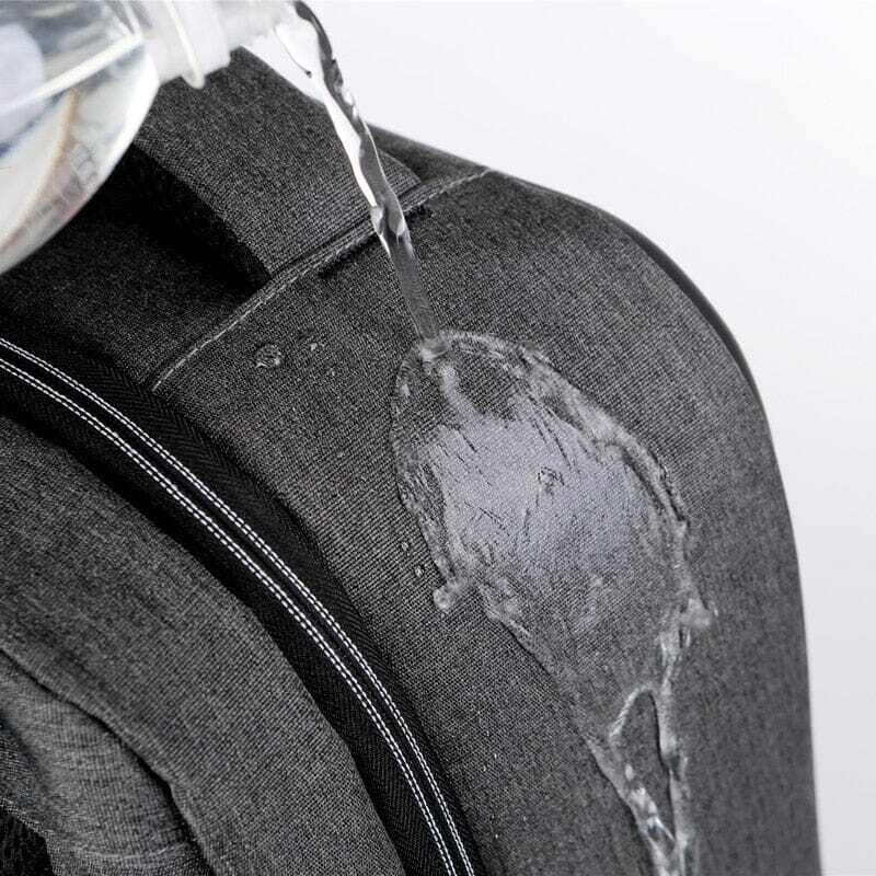 Mochila Executiva Romenzi RZ067 com tecido impermeável, compartimento para notebook 15'', porta USB, trava TSA e design moderno e funcional.