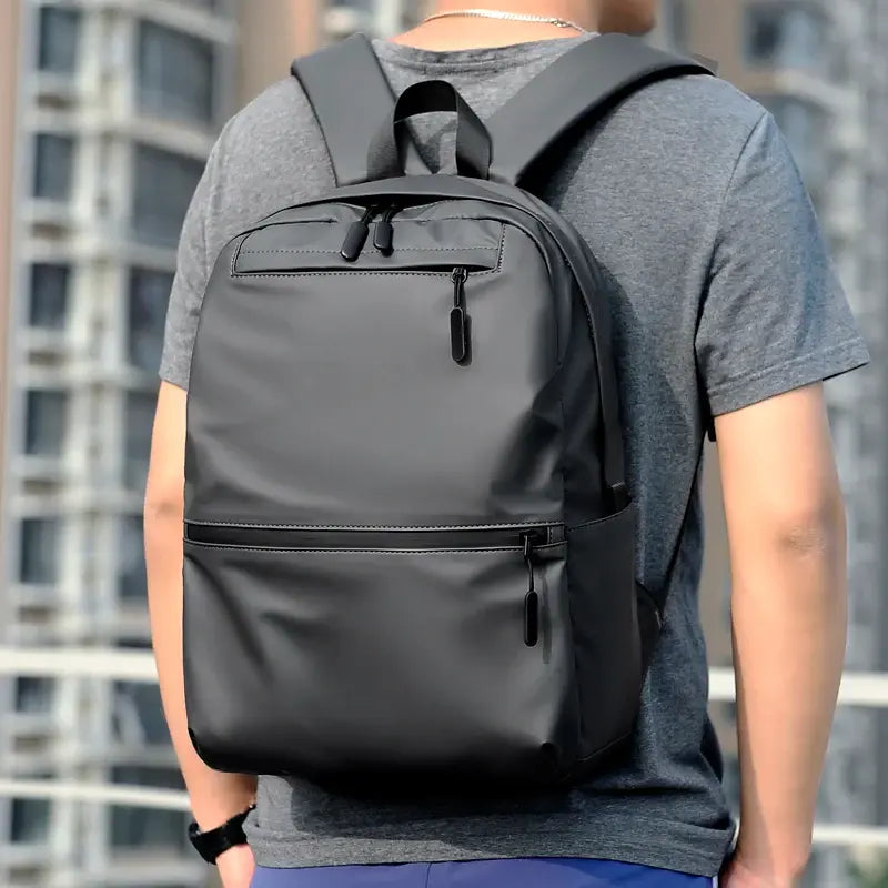 Mochila Executiva Romenzi RZ065 em tecido impermeável com alças acolchoadas e espaço para notebook 15''. Ideal para rotina profissional e corporativa.