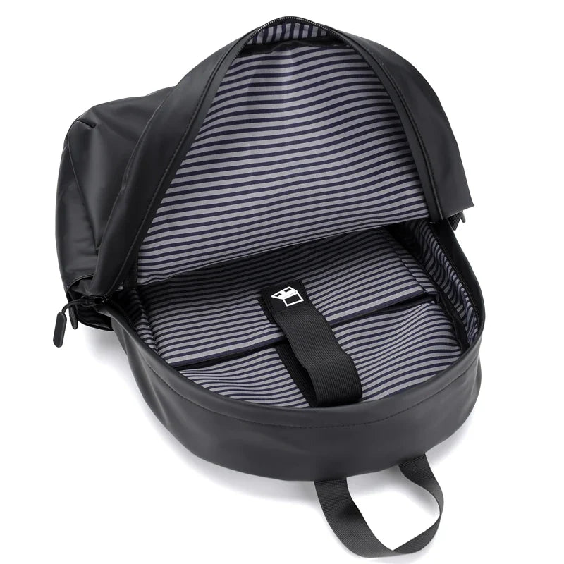 Mochila Executiva Romenzi RZ065 em tecido impermeável com alças acolchoadas e espaço para notebook 15''. Ideal para rotina profissional e corporativa.