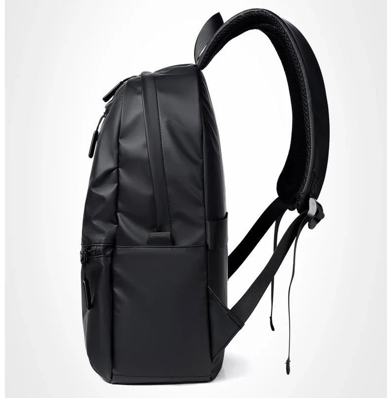 Mochila Executiva Romenzi RZ065 em tecido impermeável com alças acolchoadas e espaço para notebook 15''. Ideal para rotina profissional e corporativa.