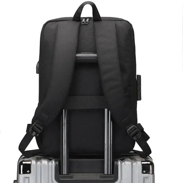 Mochila Executiva Romenzi RZ070 com tecido impermeável, trava TSA, porta USB e compartimento para notebook 15''. Elegante e funcional para o dia a dia.