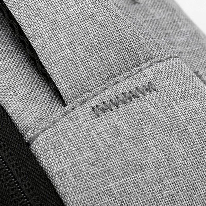 Mochila Executiva Smart Romenzi RZ952 em detalhe, modelo impermeável com USB, cadeado TSA e compartimento acolchoado para notebook 15'.
